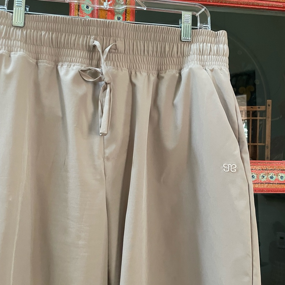 Albion Beige Wide-Leg Elastic Waist Pants with White Crop Top - Picture 4 of 7